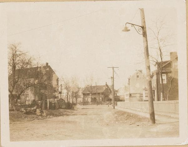 Queens: Welling Court - Main Avenue